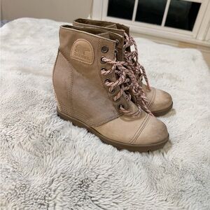 Sorel Women's Lace Up Tan Boots